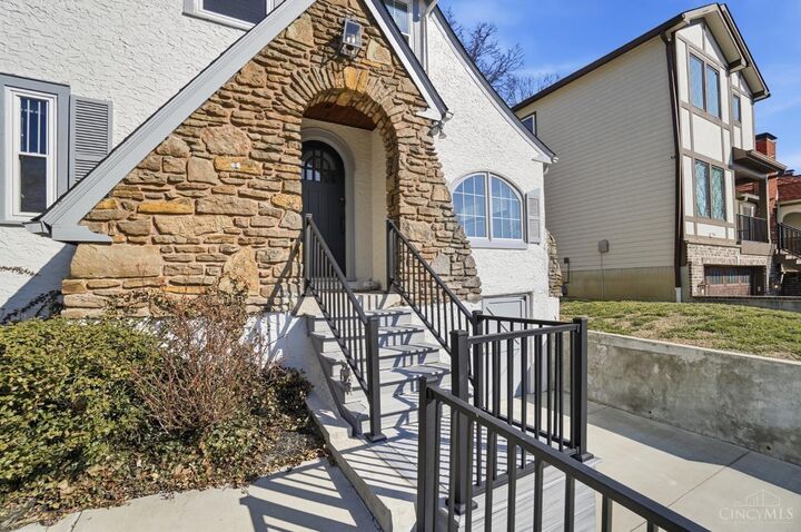 Property Photo: 3110 Kinmont Street OH 45208