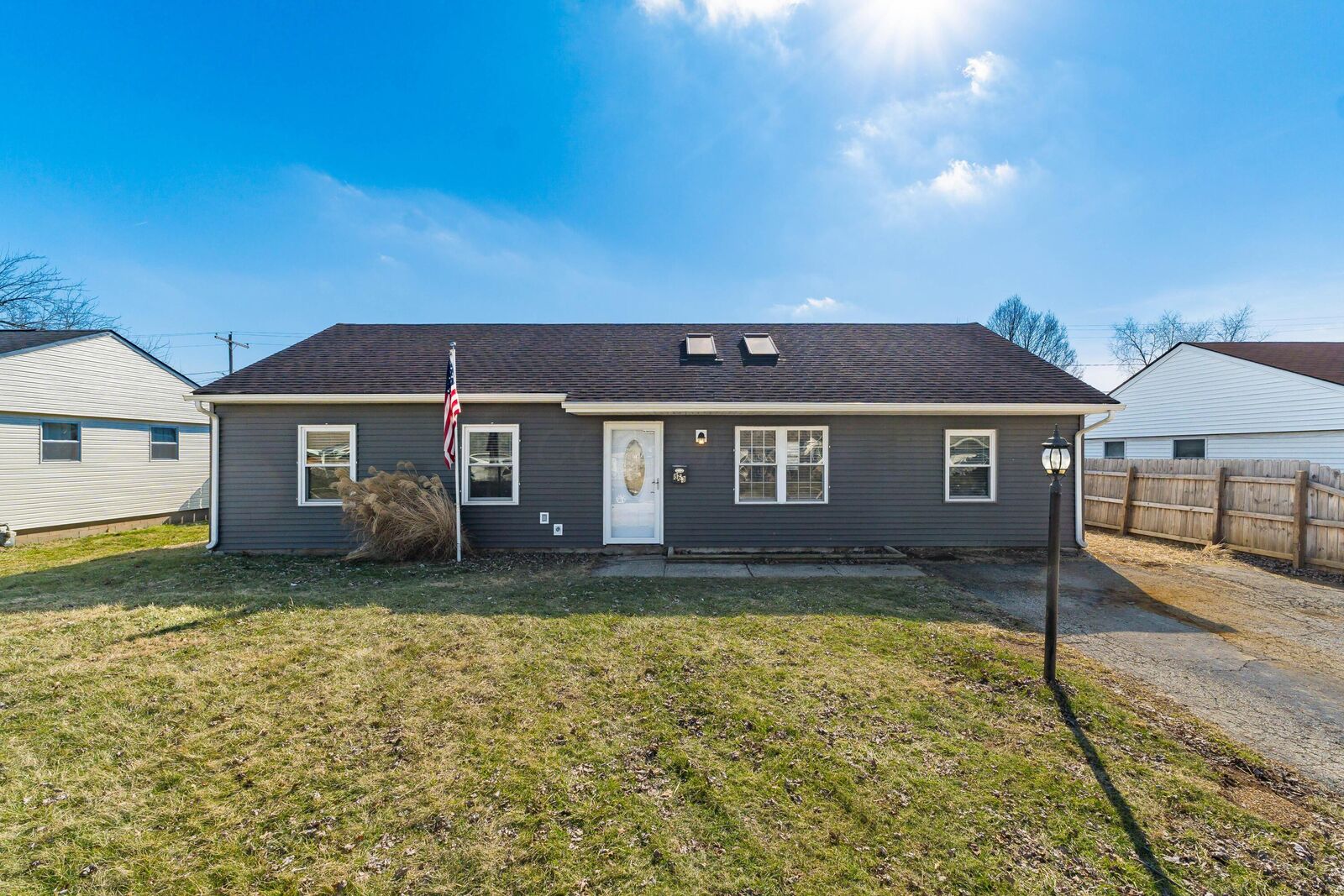 Property Photo: 863 Cherrydale Avenue OH 43207