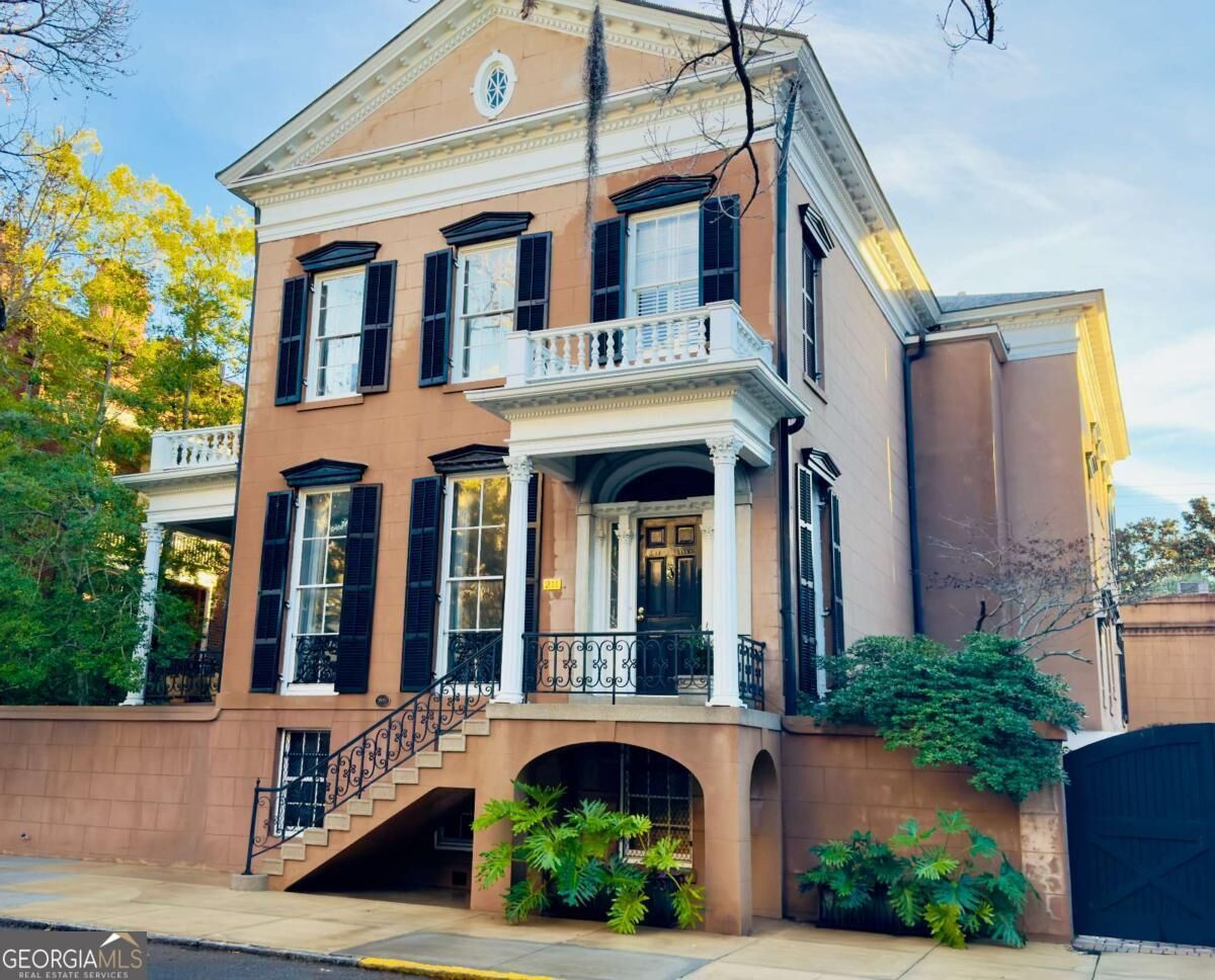 Property Photo:  211 E Charlton Street  GA 31401 