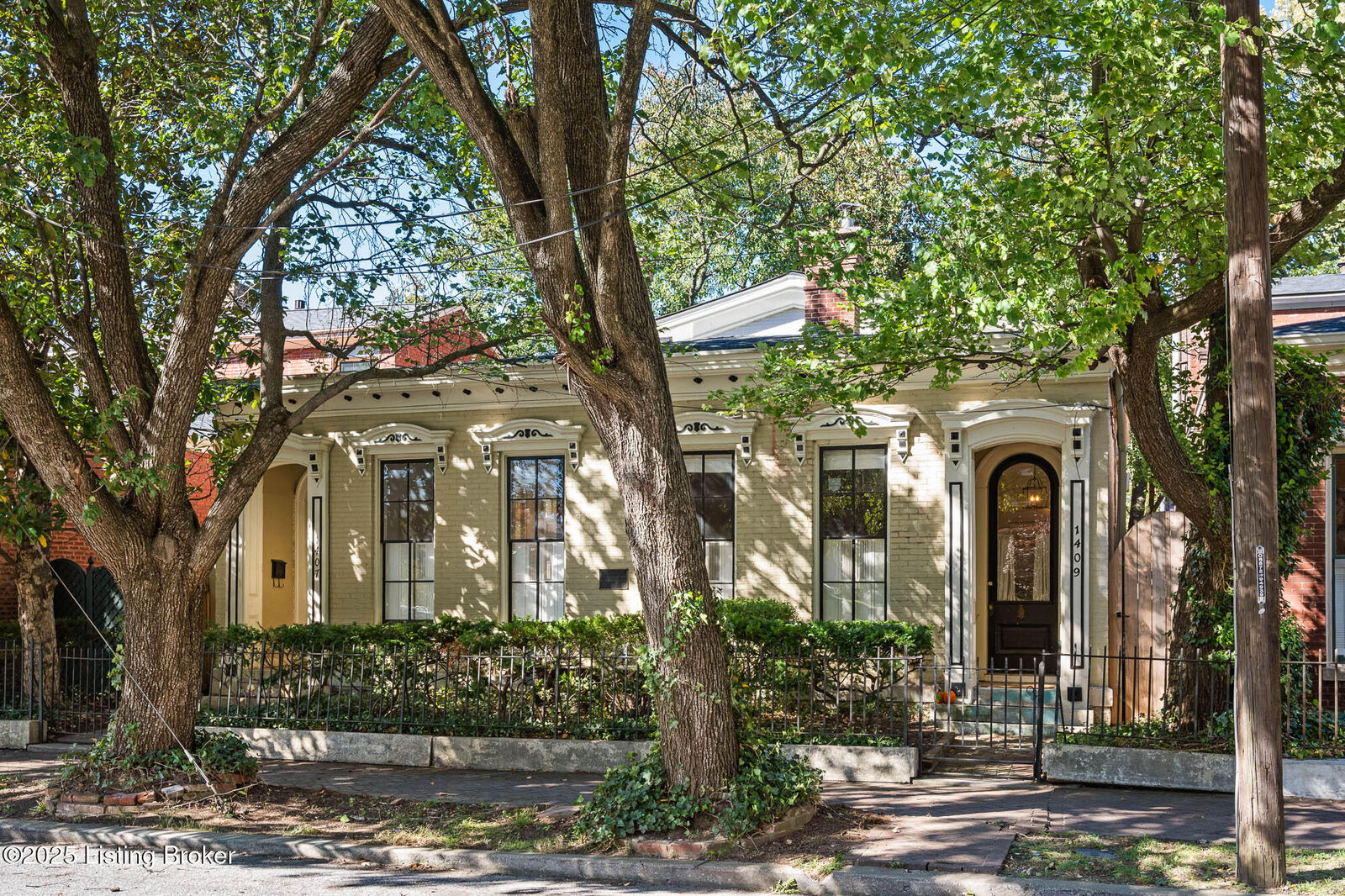 Property Photo: 1407-1409 E Washington St KY 40206