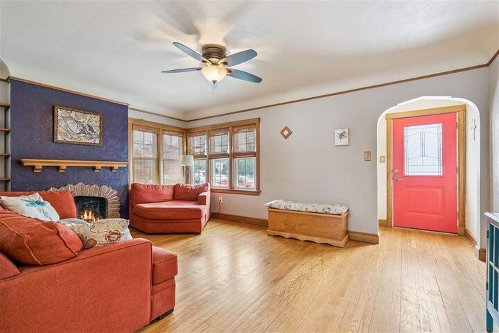 Property Photo:  198 Forest Dr SE  IA 52403 