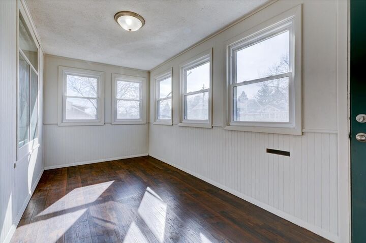 Property Photo:  2327 E 9th Street  IA 50316 