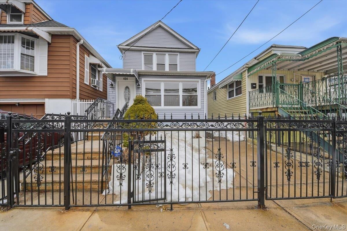 Property Photo:  424 Thieriot Avenue  NY 10473 