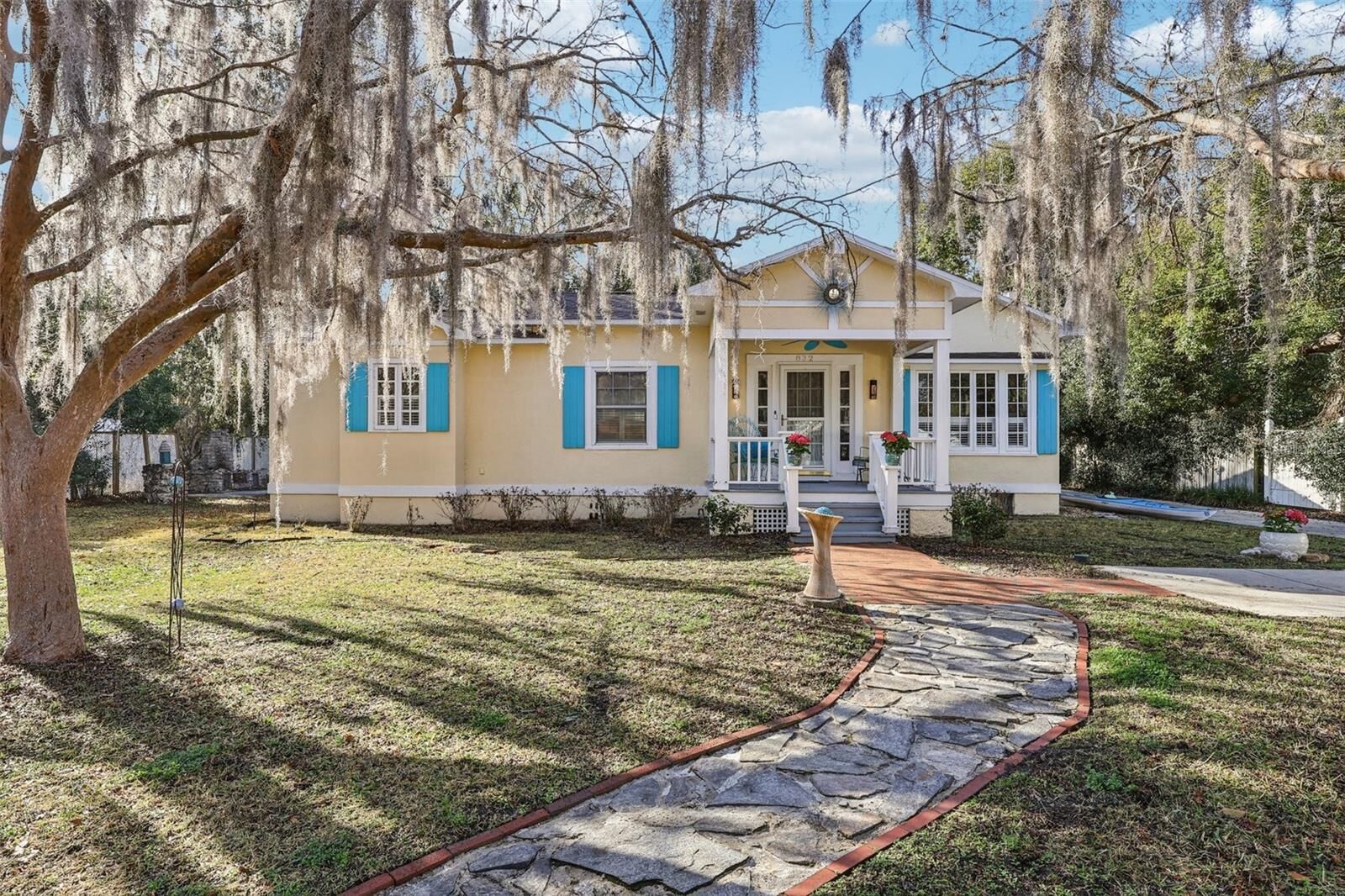 Property Photo:  832 E 9th Avenue  FL 32757 