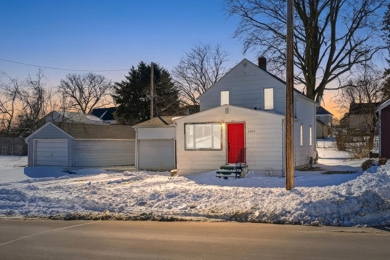 Property Photo:  1004 E Main St  MN 55921 