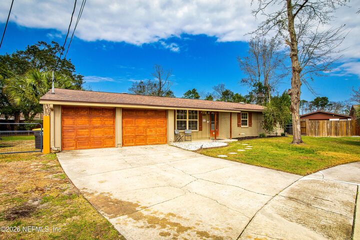 Property Photo: 721 Foxbriar Cove FL 32221