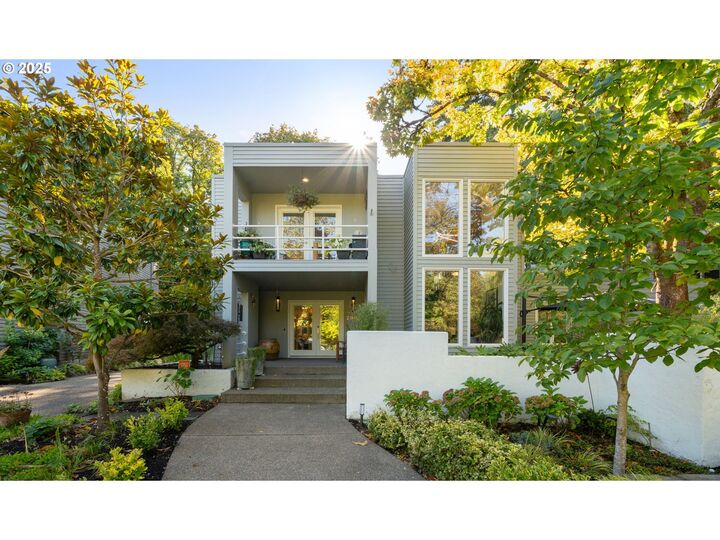 Property Photo:  2904 SE Berkeley Pl  OR 97202 