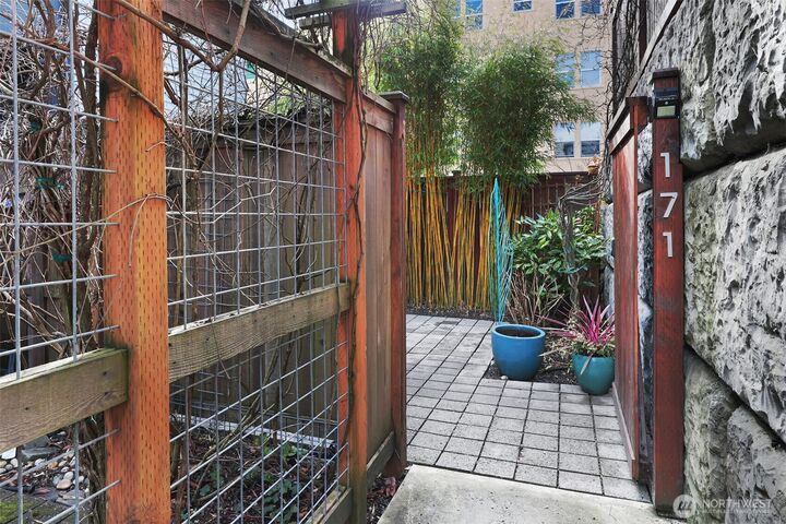 Property Photo:  171  21st Avenue  WA 98122 