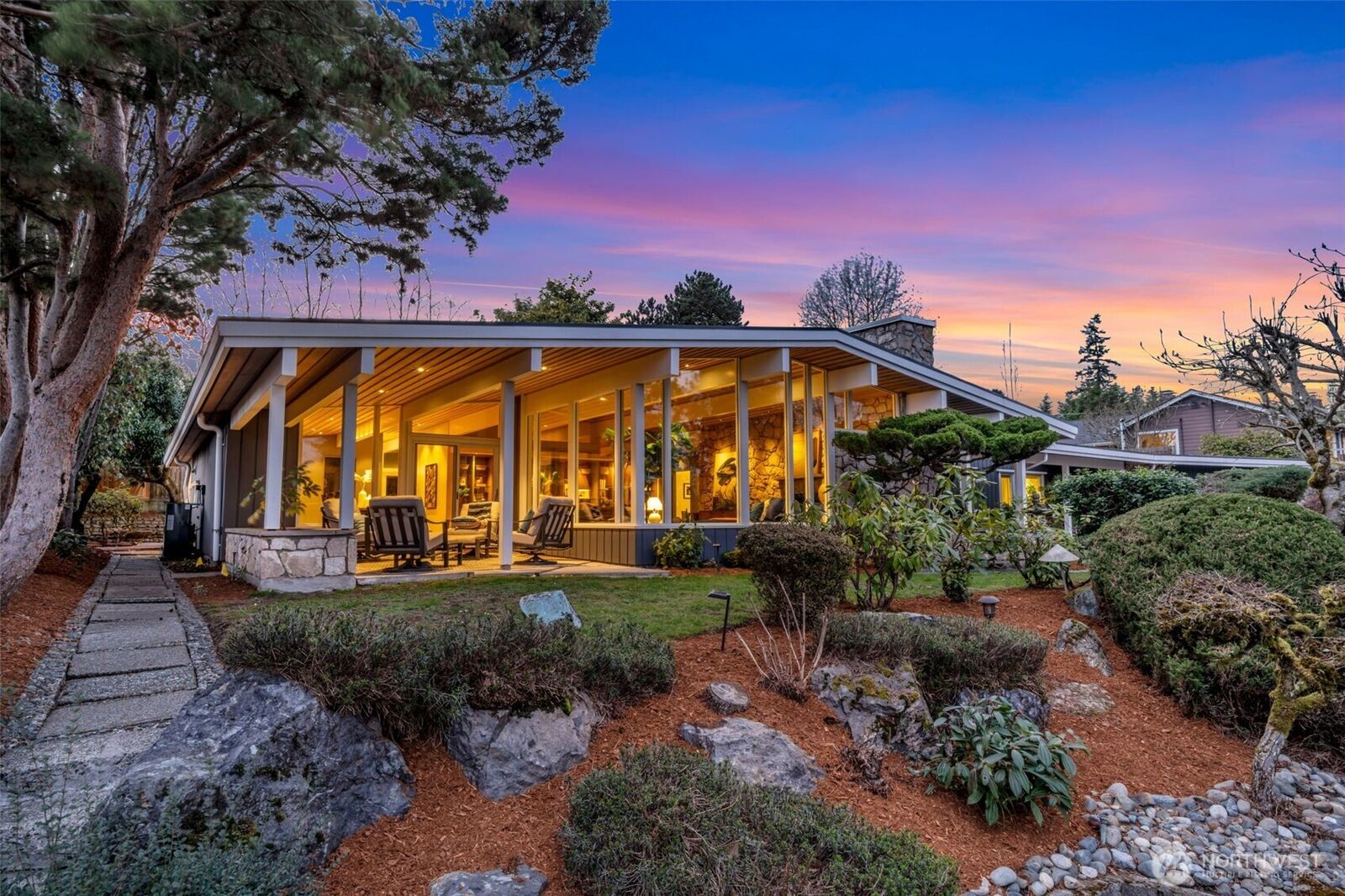 Property Photo:  6437  Hampton Road S  WA 98118 