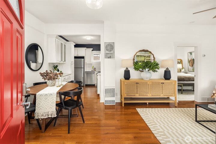 Property Photo:  516 W Howe Street  WA 98119 