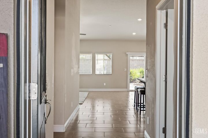 Property Photo:  701 Strada Street  CA 93245 