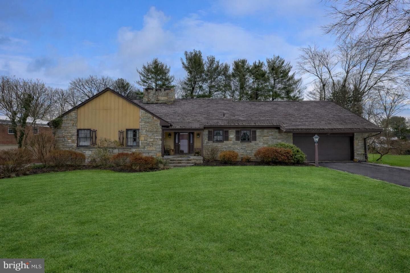 Property Photo:  1518 Country Club Drive  PA 17601 