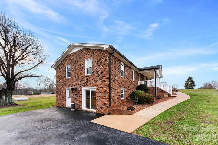 Property Photo: 1118 Lake Houser Road NC 28114