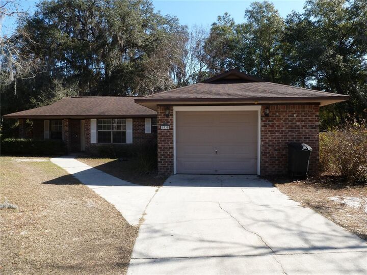 Property Photo: 5935 SE 230th Terrace FL 32640