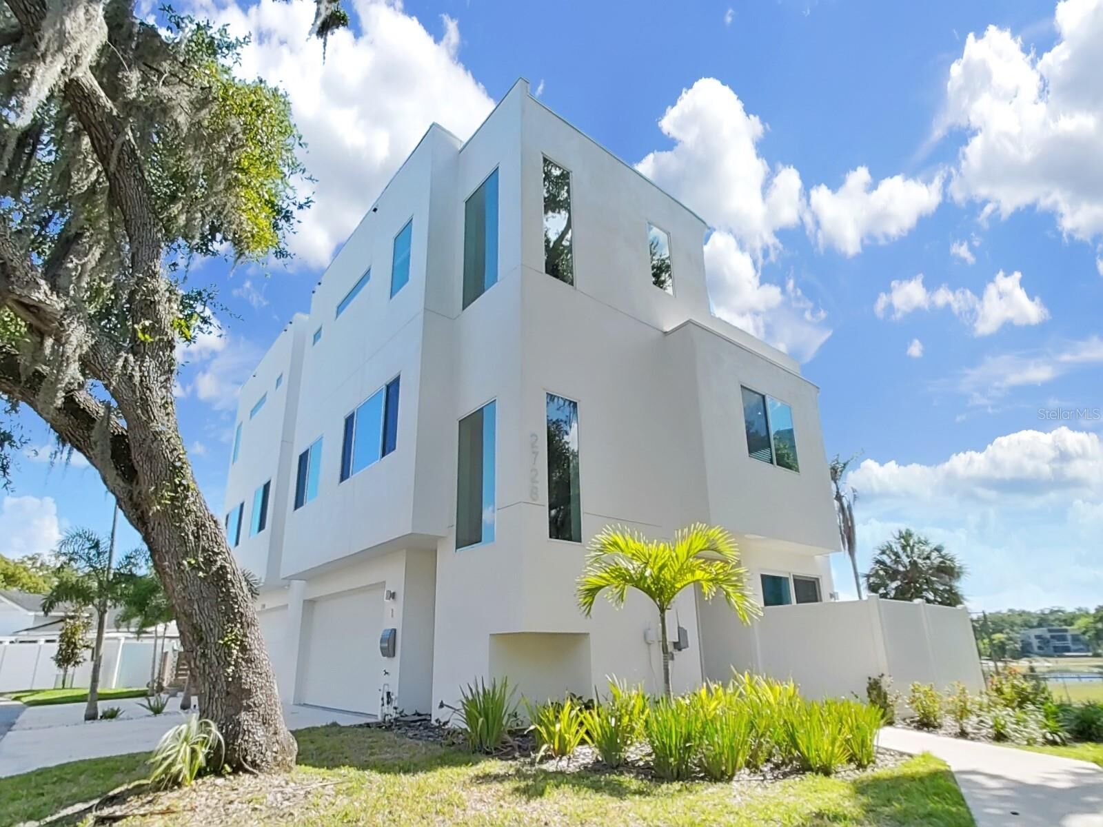 Property Photo: 2728 N Ridgewood Avenue 1 FL 33602