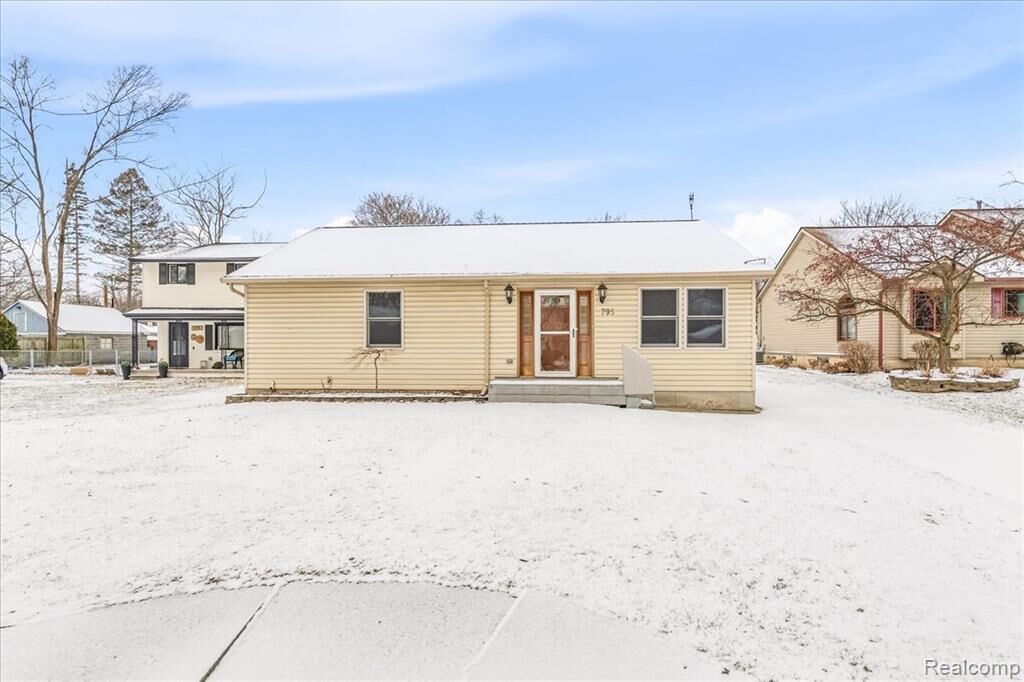 Property Photo:  795 N Parent Street  MI 48185 3416 