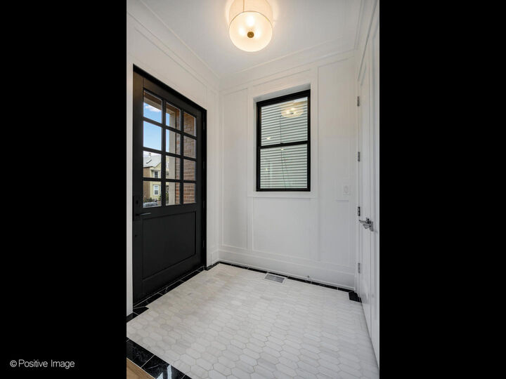 Property Photo:  1228 W Wellington Avenue  IL 60657 