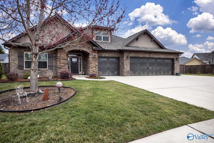 Property Photo:  201 Rowan Street  AL 35759 