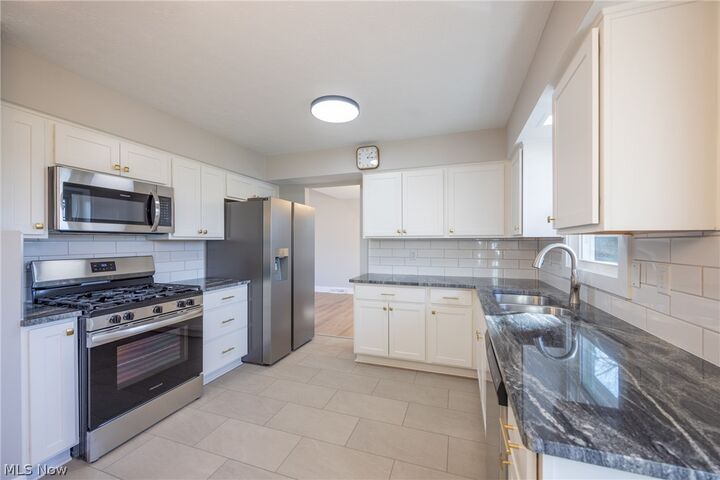 Property Photo: 522 Catlin Drive OH 44143