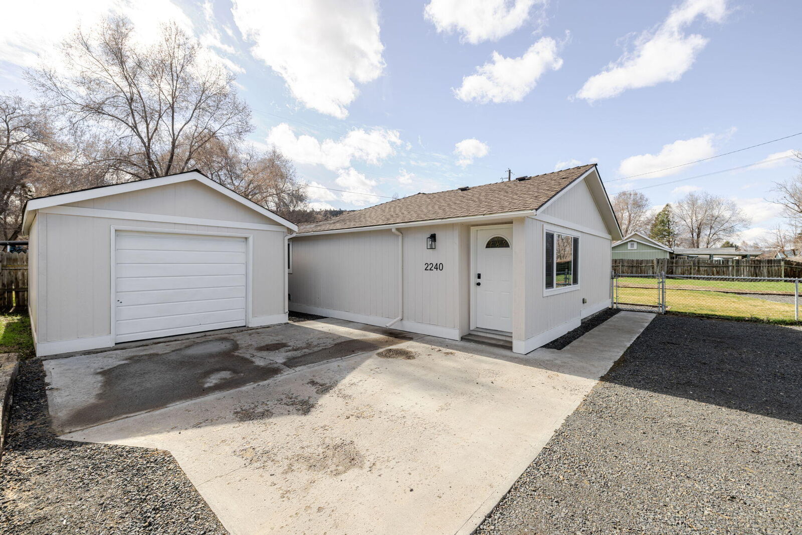 Property Photo: 2240 SE Roadway Lane OR 97754
