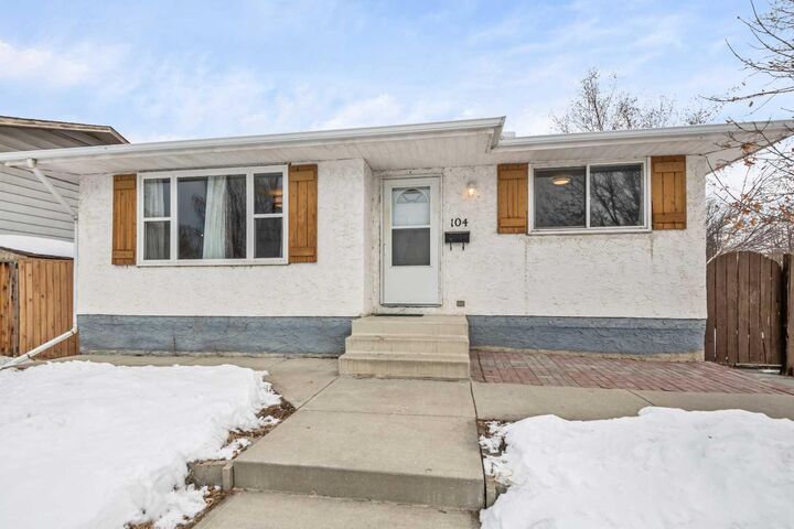 Property Photo: 104 Doverthorn Close SE AB T2B 2G6