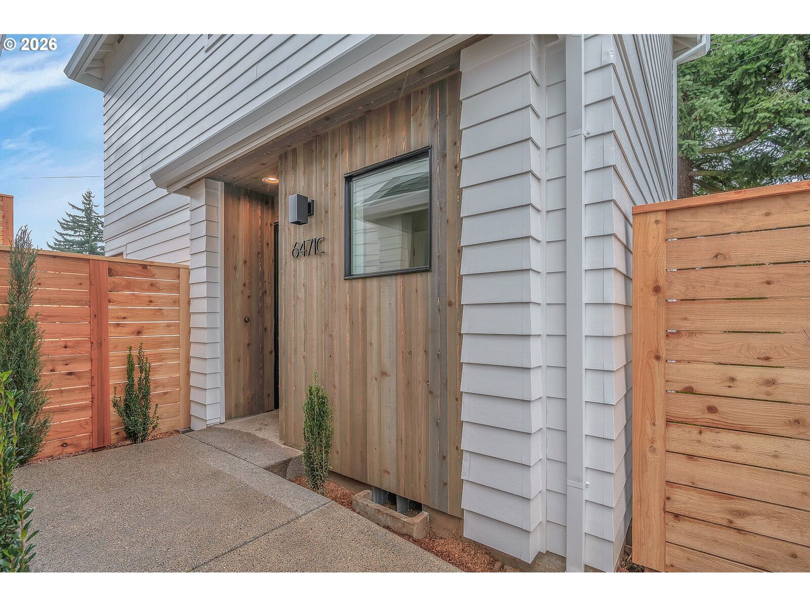 Property Photo: 6471 SE Ramona St C OR 97206