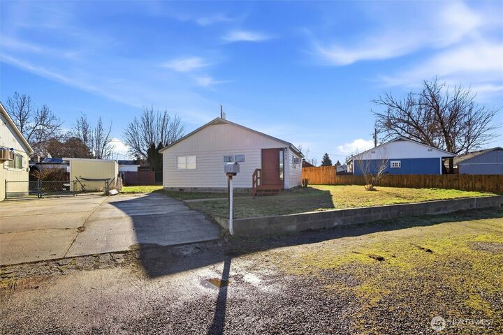 Property Photo: 406 Snow Avenue WA 99352