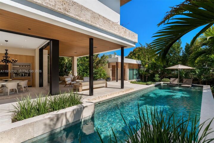 Property Photo: 2145 Meridian Ave FL 33139