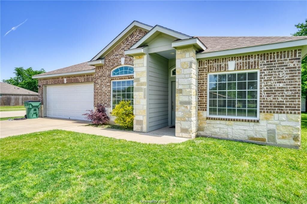 Property Photo: 1104 Jennifer Street TX 77864