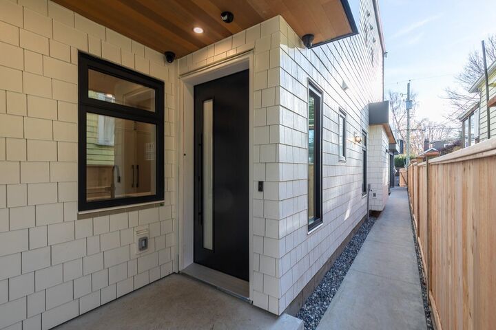 Property Photo:  2976 W 13th Avenue 3  BC V6K 2T9 