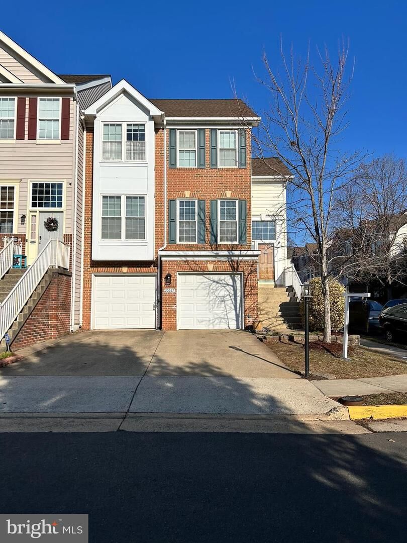 Property Photo:  20627 Glenmere Square  VA 20165 