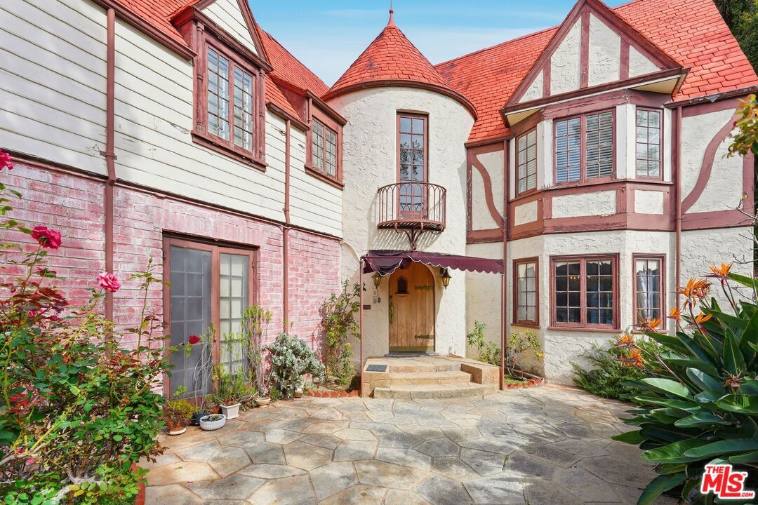 Property Photo:  1140 Benedict Canyon Dr  CA 90210 