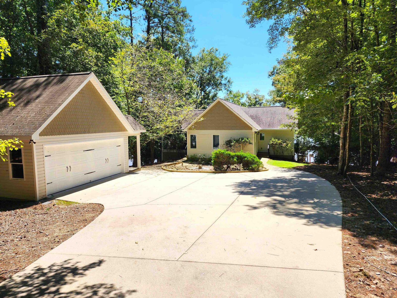 Property Photo:  1570 Pointe Royal Road  GA 30642 