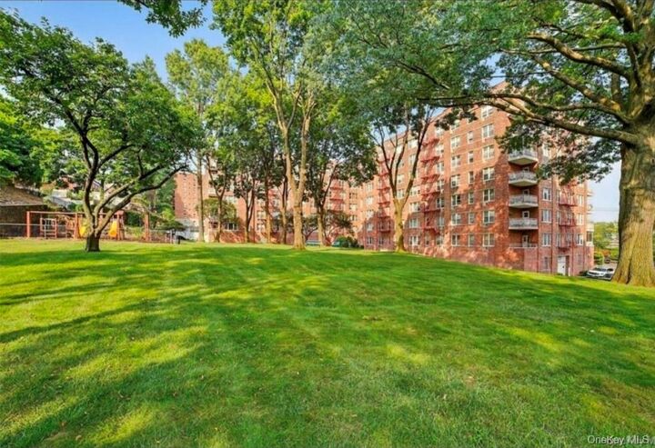 Property Photo:  333 Bronx Rive Road #707  NY 10704 
