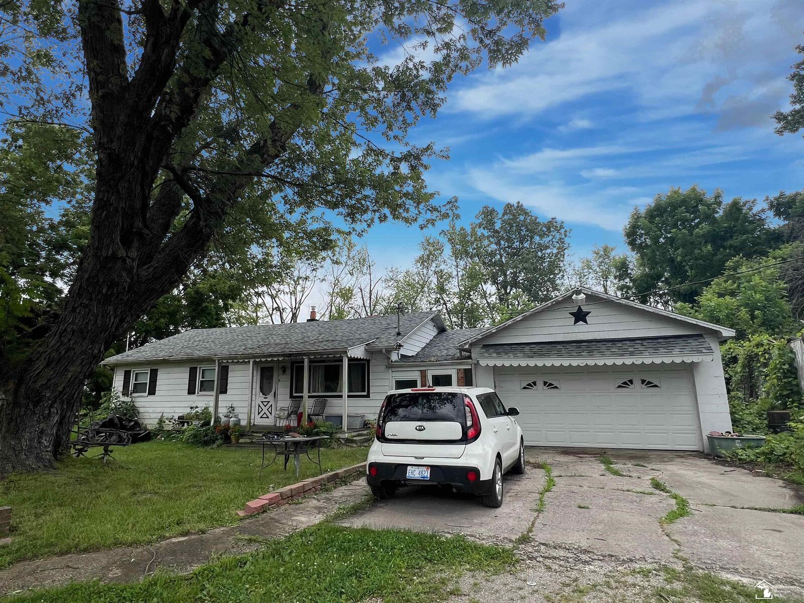 Property Photo:  9089 S Telegraph Road  MI 48182 