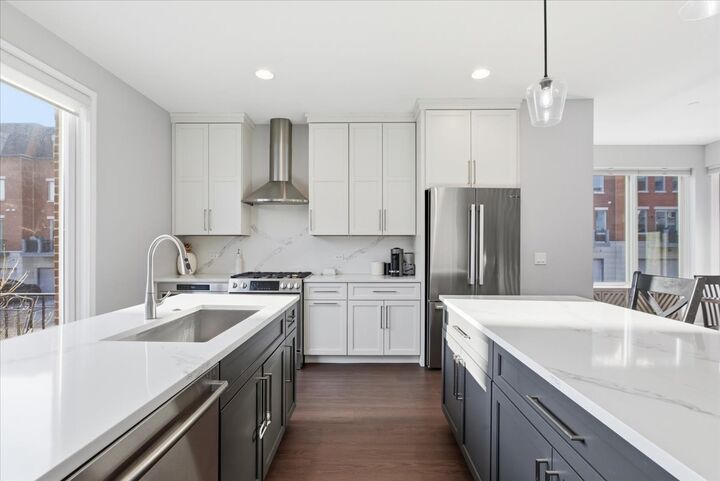 Property Photo:  1233 Gateway Court  IL 60062 