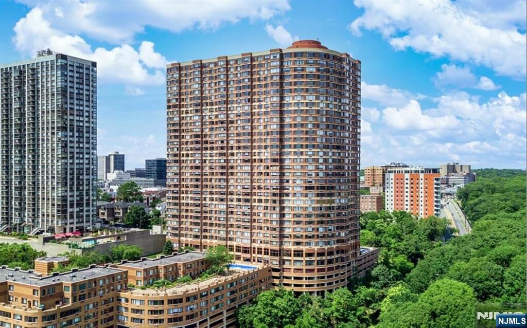 Property Photo:  100 Old Palisade Road 1813  NJ 07024 