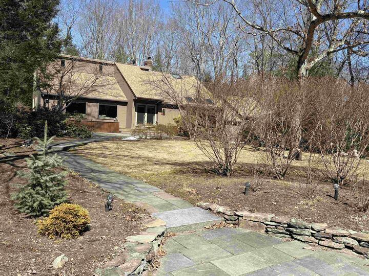 Property Photo:  4 Windsor Boulevard  NH 03053 