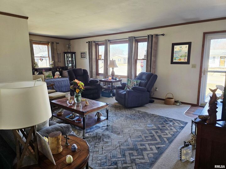 Property Photo:  1410 E Locust Street  IL 61520 