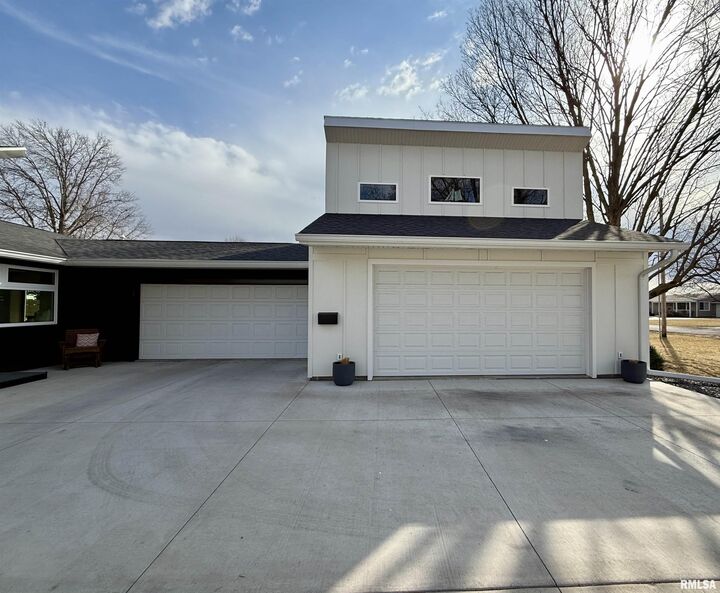 Property Photo:  1695 Jefferson Street  IL 61401 