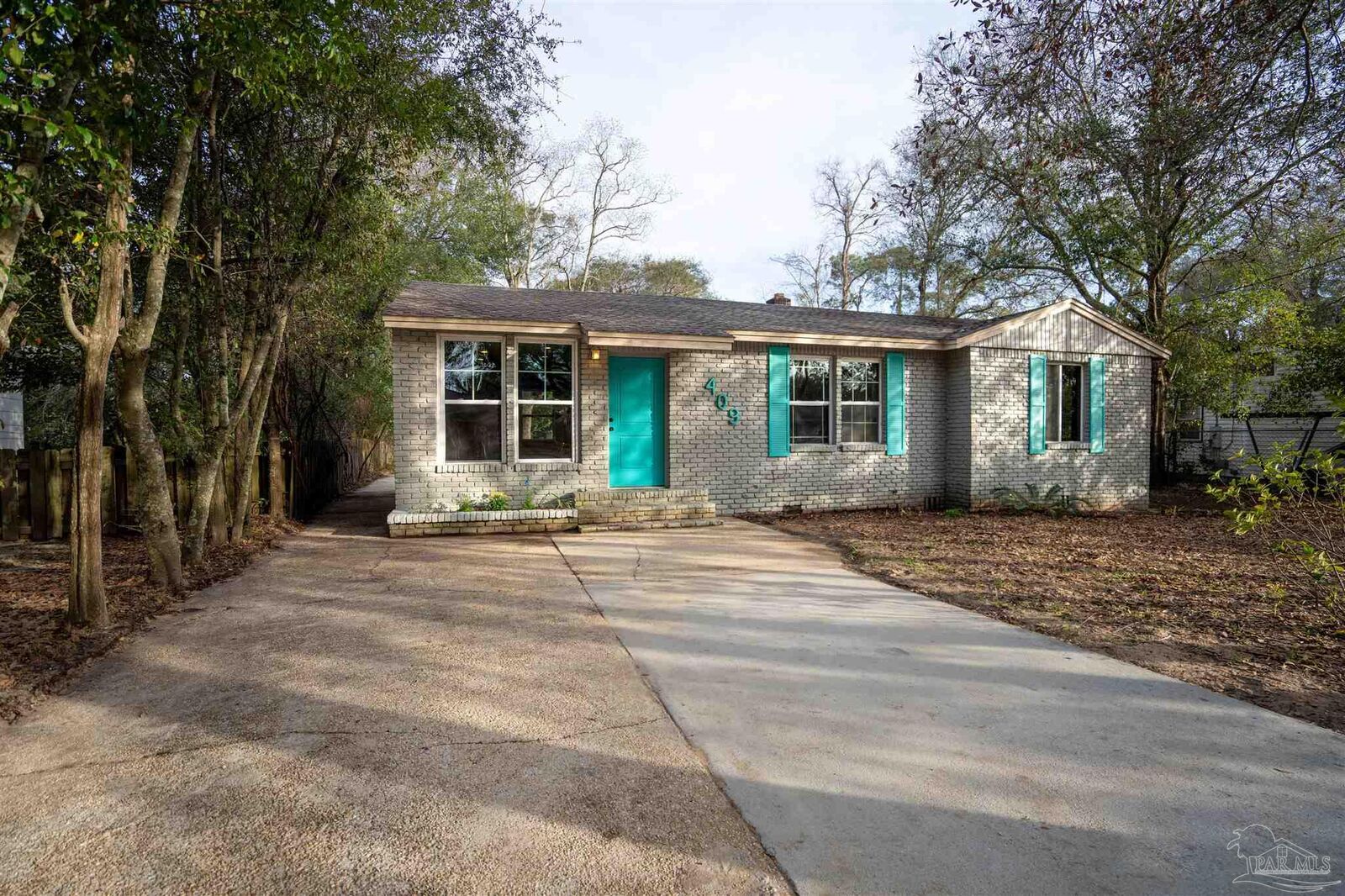 Property Photo: 409 Frisco Rd FL 32507