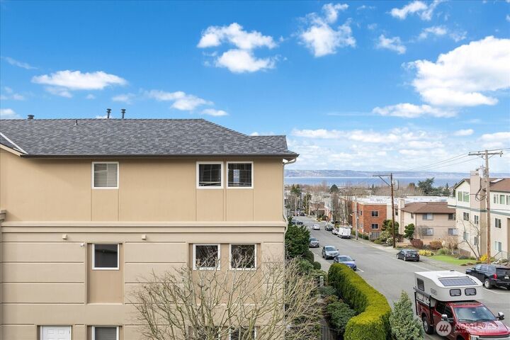 Property Photo: 546 Walnut Street 201 WA 98020