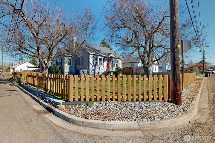 Property Photo:  405 SE 8th Street  WA 99324 