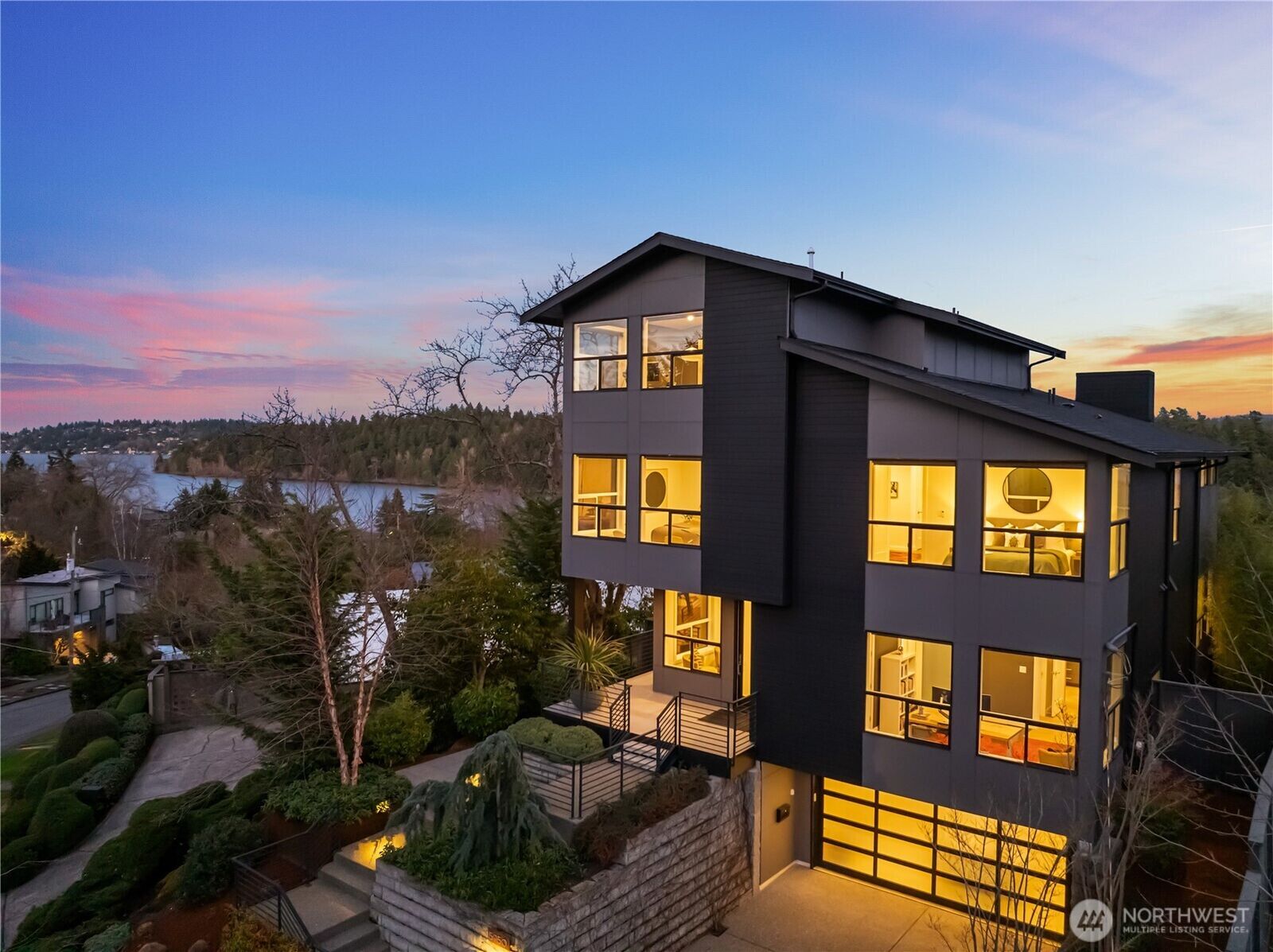 Property Photo:  5950  Oakhurst Rd  S  WA 98118 