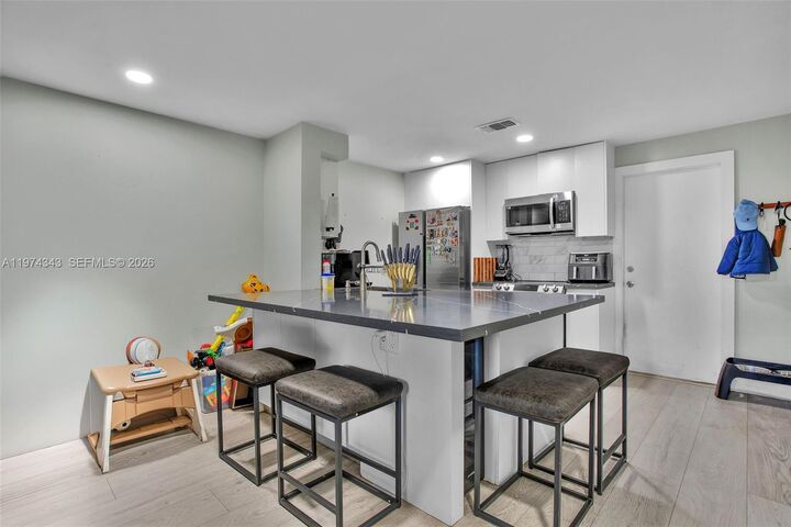 Property Photo:  850 Sorrento Dr 1  FL 33326 