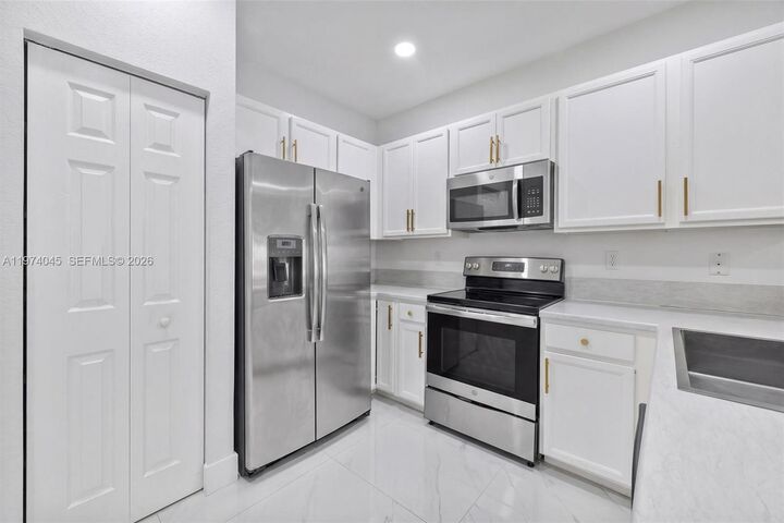 Property Photo:  178 SE 33rd Ter  FL 33033 
