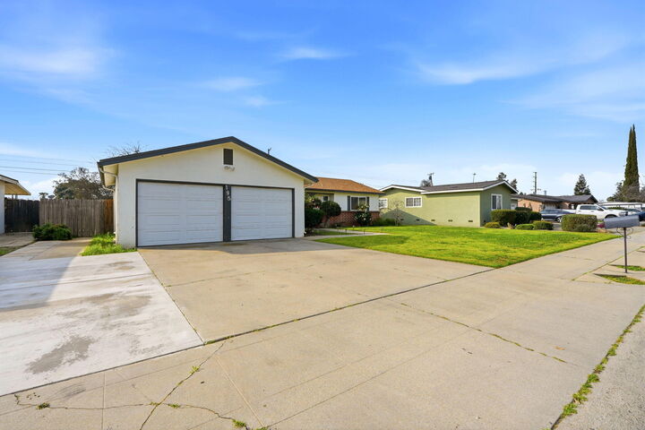 Property Photo:  195 E Sandra Avenue  CA 93274 