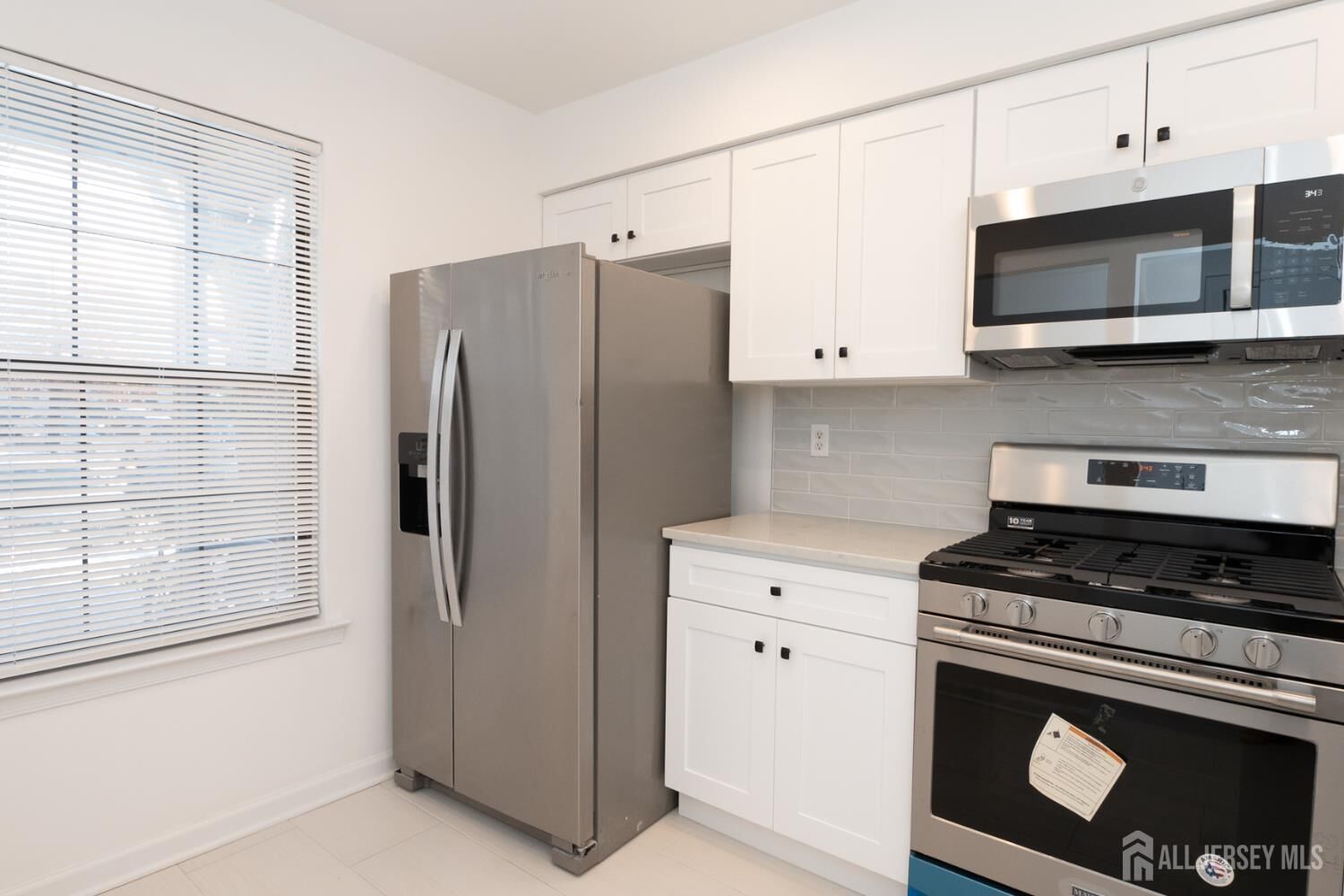 Property Photo:  801 Woodbridge Commons Way  NJ 08830 