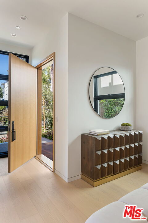 Property Photo:  822 Superba Ave  CA 90291 