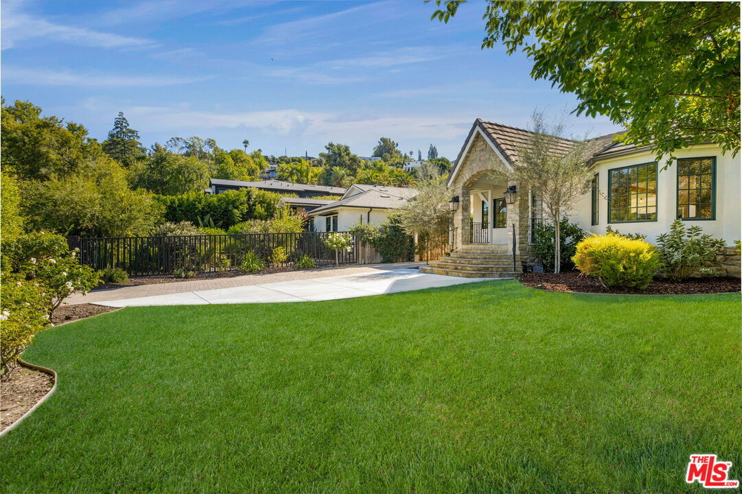 Property Photo: 14664 Valley Vista Blvd CA 91403